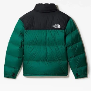 The North Face dunjacka - THE NORTH FACE 1996 Retro Nuptse, XL dunjacka   • Storlek: M-XL. Ofc mer oversized med mindre storlekar, ser dock ba mysigt ut med dunjacka.   • Knappt använd, helt nytvättad   • Inköpspris: 2500kr (Zalando).  •Säljer: 1300kr 