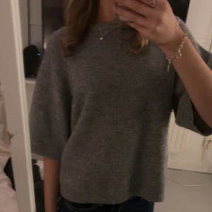 Grå stickad tröja - Mysig grå stickad tröja från lager 157 med trekvartsärm. Använd en gång.💕