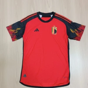 Fotbollströjor från olika lag - Säljer flera fotbollströjor från olika lag. Perfekt för samlare eller fans! Alla tröjor är i bra skick och har unika mönster och färger. Passar perfekt för matchdagar eller som en cool vardagsoutfit.