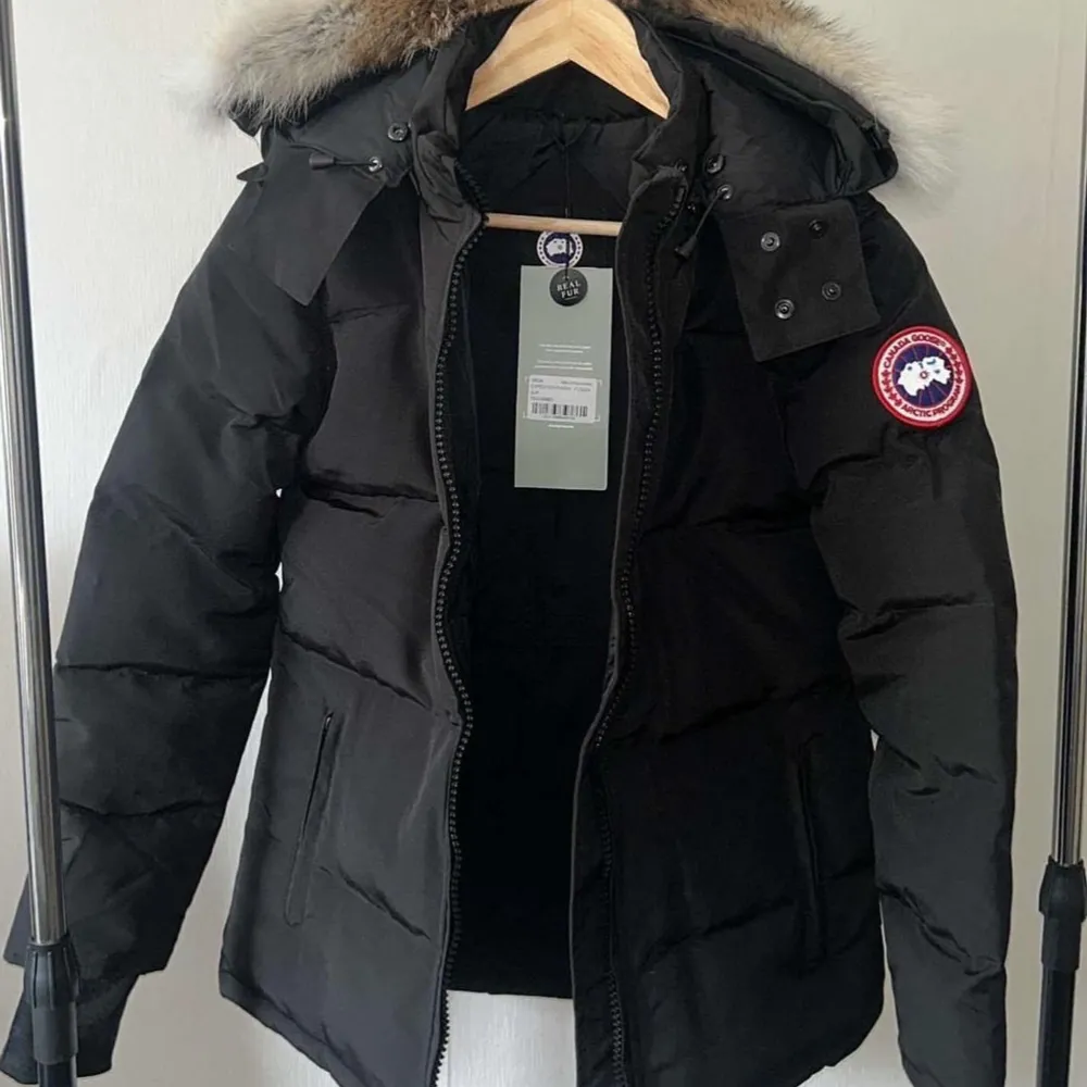 Säljer en svart dunjacka från Canada Goose i helt nytt skick. Den är i modellen Chelsea parksa. Den är aldrig använd och alla lappar sitter kvar. Jackan har en avtagbar pälskrage och är perfekt för kalla vinterdagar. Den har en dragkedja framtill och är långärmad. Supervarm och stilren för vintern! ❄️Pris kan diskuteras vid snabb affär.. Jackor.