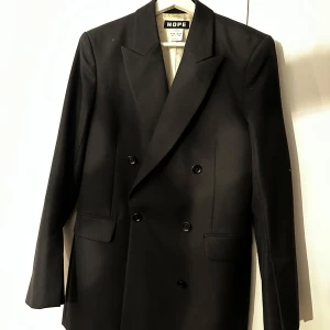 Hope Kavaj - Säljer en stilren svart kavaj från Hope i storlek Man 48. Superfint skick, Nypris - 4900kr