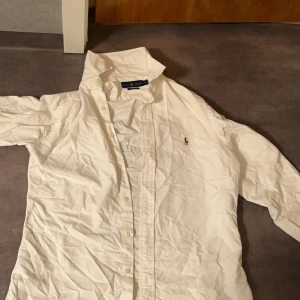 Vit skjorta från Ralph Lauren - Säljer en fin Slim fit Ralph Lauren Skjorta aldrig användt,Stryk den så är den som ny🍾