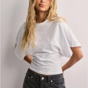 Round neck wide sleeve tee - Slutsåld på hemsidan!! Helt oanvänd med prislappen kvar. Vida ärmar och över midjan. Ger en super smickrande form. Materialet är super skönt och strechigt. Säljer pga att jag fick tag på den svarta som jag hellre ville ha!