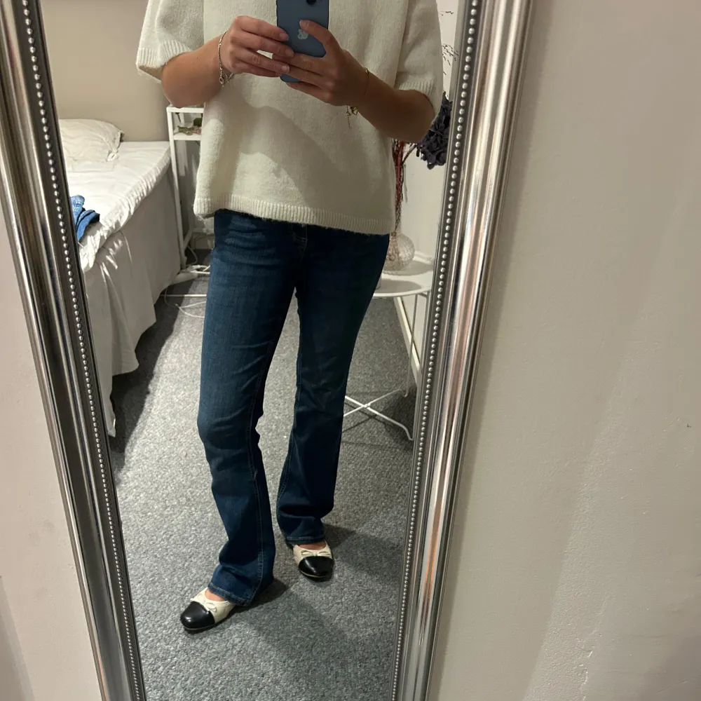 Säljer ett par snygga blå jeans i bootcut-stil. De är i bra skick och har en klassisk blå färg som passar till allt. De har en normal passform och är superbekväma. . Farkut & Housut.