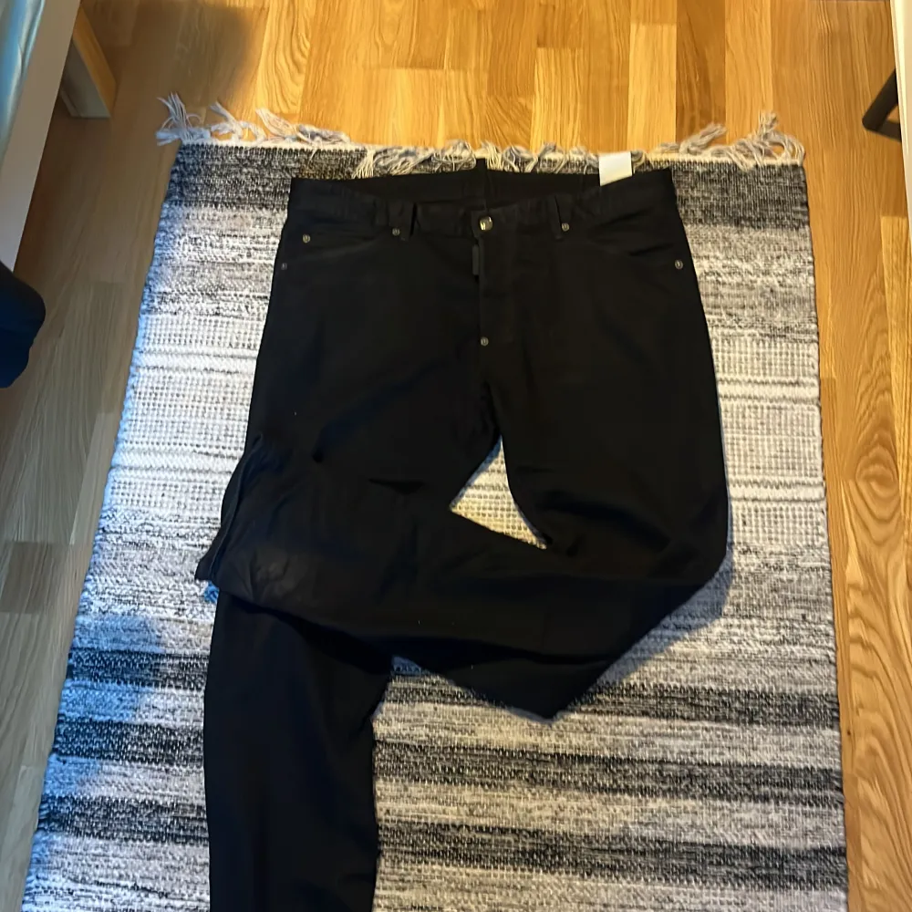 (SKRIV INANN DU KÖPER)Säljer min Dsquared2 jeans, dem är över bekväma och fetta dem bästa jeans jag har haft dem är stora i midjan men passar slim fit, fortfarande osäker om jag vill sälja dem men hmu om du är intresserad, klart dem är äkta köpta från room 1006 . Jeans & Byxor.