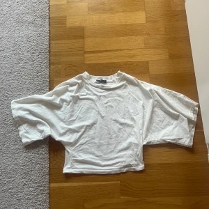 Vit  t-shirt (strörre upp till o thigt nertill)  - Säljer en vit t-shirt från missay. Den har en loose passform upptill o nedtill är den thigt med korta ärmar, perfekt för sommardagar eller avslappnade tillfällen. Knappt använd. Enkel och stilren design som passar till det mesta💗