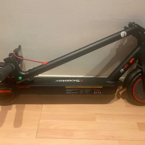 Elsparkcykel - Scooter ⭐️NY ALDRIG ANVÄND⭐️ - Ny och aldrig använd iScooter som söker en ny ägare då jag inte har behov av den! Den väger endast 12 kg och är lätt att fälla ihop och ta med på buss tåg eller bilen! Den går i 25 km/h men det ska finnas en spärr som gör att den kan gå upp till 30km/h.  Vattentät med en IP raiting på IP54 som gör att du slipper oroa dig när det är regniga dagar! Den klarar backar och lutningar på 15%! Dess hållbara 8,5-tums honeycomb däck garanterar en jämn och stabil körupplevelse, oavsett terräng. NYPRIS 4500