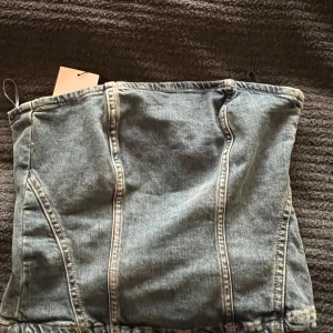 Jeans bandeutopp - Fin oanvänd bandeutopp i denim . 💙