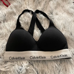 Svart Calvin Klein sport-bh - Säljer en Calvin Klein topp aldrig använd storlek s