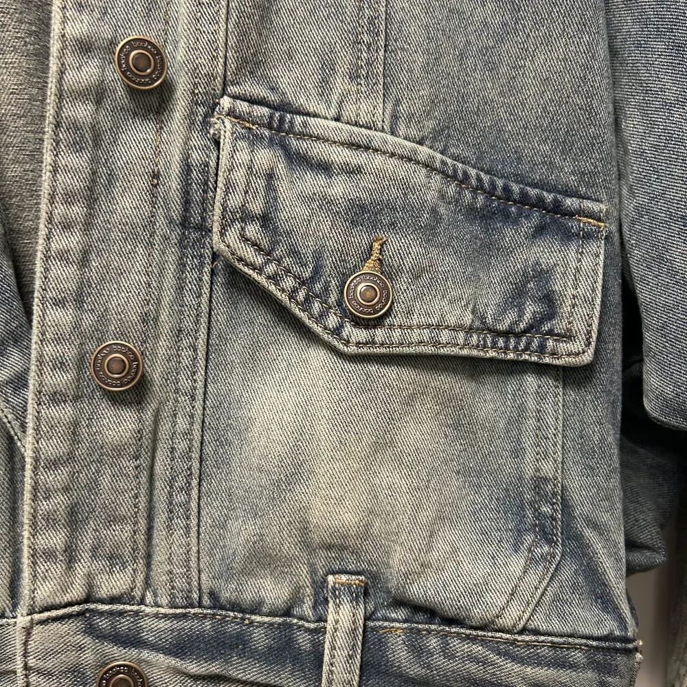 Säljer en snygg jeansjacka från Boohoo i storlek L. Den har en klassisk blå tvätt och är utrustad med knappar framtill och två bröstfickor med lock. Jackan är i bra skick och har inte används förutom en gång för att se om den passade.. Jackor.