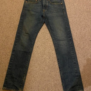 Mörkblå jeans från 157 Roots - Säljer ett par mörkblå jeans från 157 Roots i bra skick. De har en klassisk straight fit och är tillverkade i högkvalitativ denim. Perfekta för både vardag och fest. Passar till allt och är superbekväma!