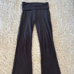 Low waist yoga pants - Säljer detta nya setet som aldrig är använt . Storlek XS på både toppen och yoga byxorna. Sitter så fint . Om man vill köpa byxorna enskilt 200 kr , och tröjan enskilt 150 kr . Tillsammans kan man få båda för 300 kr.