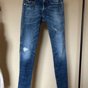 Replay Anbass W29 - Säljer ett par feta Replay Anbass jeans i storlek W29/ L32 med 76 cm i innerbenslängd. De har unika detaljer som slitningar och läderkant. Jeansen är i mycket fint skick. Det är bara att skriva om ni har frågor💯💯
