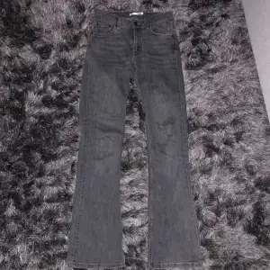 Gråa lågmidjade jeans i bootcut i bra skick. Säljer pga att de inte passar