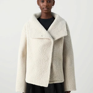 Vit teddyjacka från Arket - Säljer en supermysig vit teddyjacka från Gina. Den har en oversized passform och är perfekt för höst och vinter. Den är använd förra vintern men är i fint skick. Nypris 600.