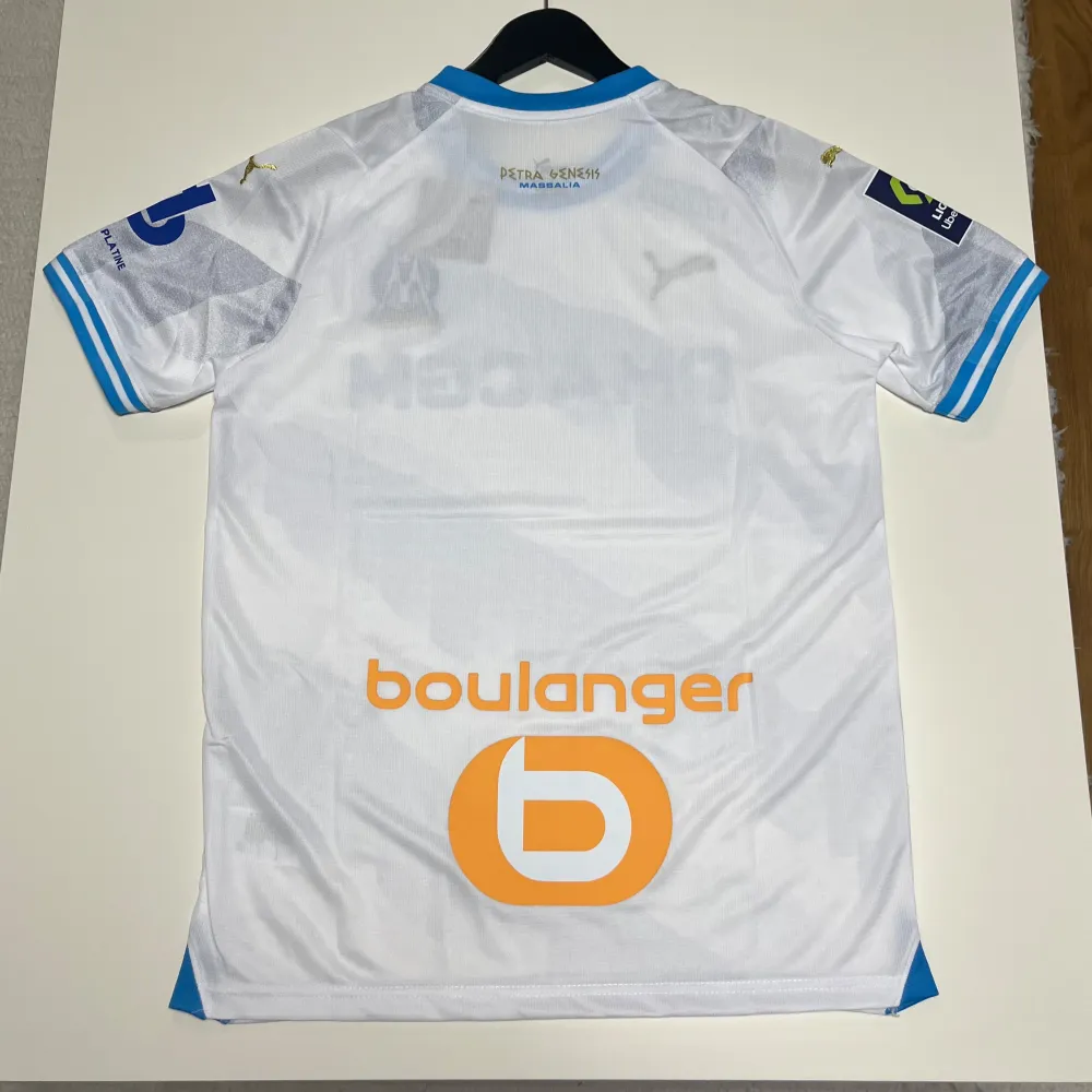 Säljer en snygg Marseille fotbollströja . Sportswear.