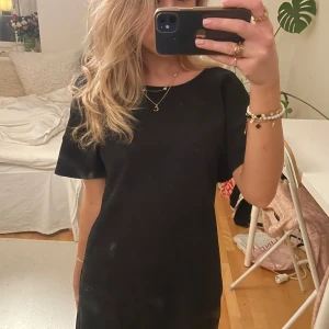 Svart klänning - Svart klänning från nakd som ej kommer till användning längre!💘