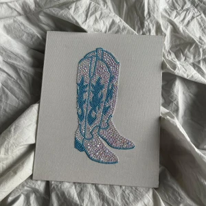 Glittriga cowboy boots i blått och silver - ✨ Skapa din egen glittrande konst! ✨ Välj mellan: 	•	DIY-kit: 200 kr Innehåller allt du behöver – lim, vaxpenna, diamanter och en canvas med motiv – för att skapa ditt eget konstverk. 	•	Färdig tavla: 200 kr För dig som vill ha en färdigställd, glittrande tavla att direkt hänga upp. 📩 Skicka ett DM för att beställa! 💕 
