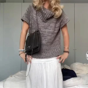 Brun stickad tröja med korta ärmar - Supergosig tröja, (obs bild 1 är inte min bild). Storlek XL, men passar S-L beroende på hur man vill att den ska sitta 