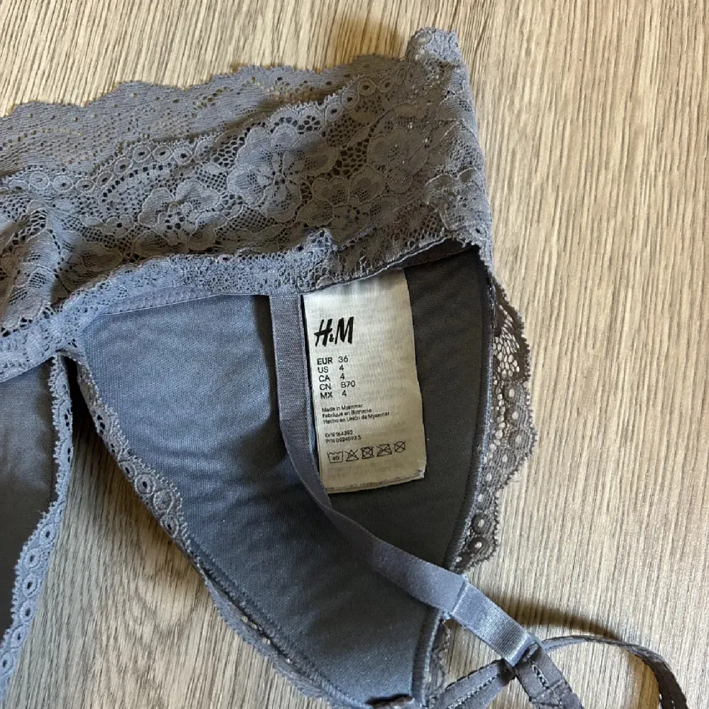 Säljer en superfin blå spetsbralette från H&M i storlek S. Vacker spets. Perfekt för både vardag och festliga tillfällen. Använd fåtal gånger och i mycket bra skick! 🩵 . Toppar.