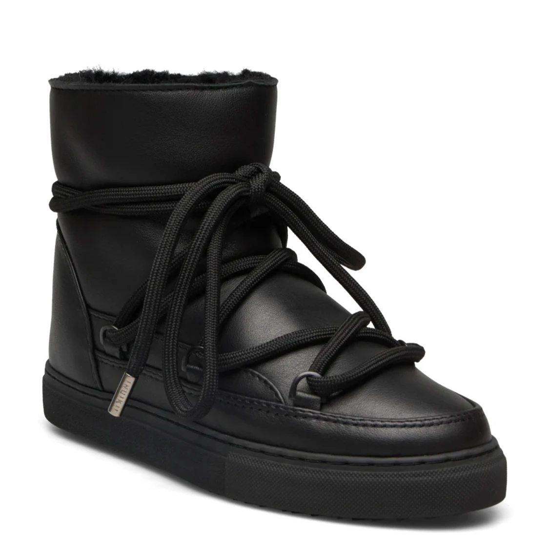 Svarta boots i nappaläder från Inuikii