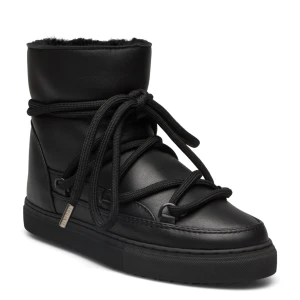 Svarta boots i nappaläder från Inuikii - Säljer ett par svarta boots från Inuikii i storlek 41. Använda en säsong men väl omhändertagna så i väldigt bra skick. Supervarma och mysiga och dessutom vattentäta då dom är i läder istället för mocka!