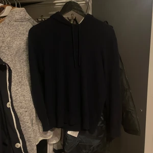 Svart hoodie - Säljer en stilren svart hoodie i mjukt material. Perfekt för både vardag och mysiga hemmakvällar. Den har en klassisk passform med långa ärmar och en praktisk huva med dragsko. Ett måste i garderoben för alla säsonger!