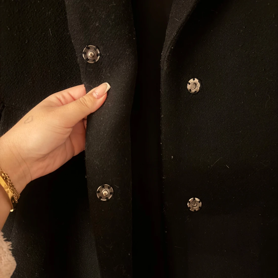 Svart kappa med knappar - 90