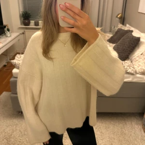 Vit stickad tröja från Gina Tricot - Mysig vit stickad tröja från Gina Tricot i premiumkvalitet. Perfekt för kyliga dagar med sin lösa passform och långa ärmar. Enkel och stilren design som passar till allt. 🧶✨