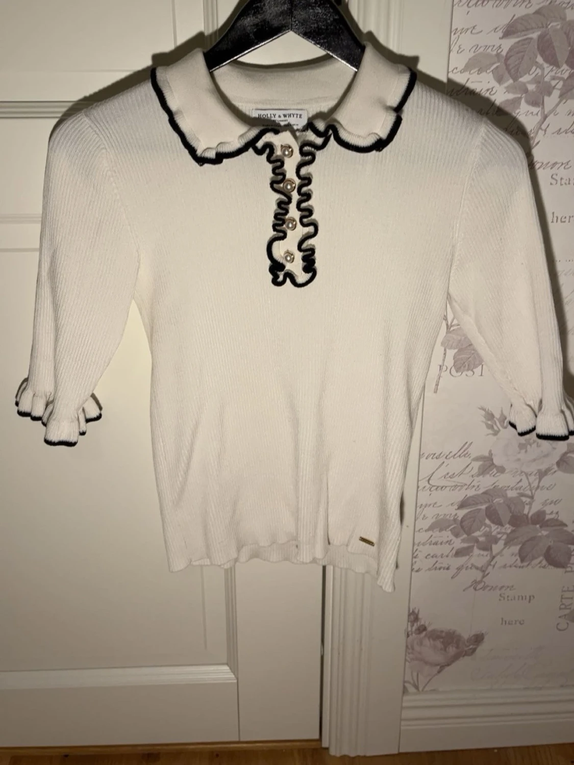 Vit ribbad topp med volangkrage Holly & Whyte