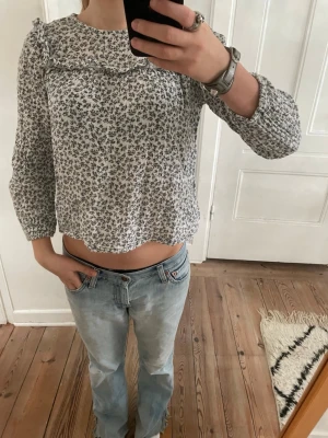 snygg blommig blus - jätte fin bluuus 