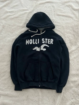 Hollister zip hoodie  - En zip från Hollister i storlek M (HERR). Jag fraktar inom 24h, frakt med PostNord prioriteras. Se liknande plagg i min profil!