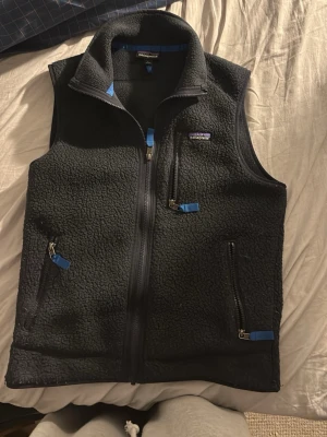 Patagonia väst - En fet Patagoniaväst i mycket bra skick! Storlek S och kostar endast 699 kr ! Om ni har frågor är det bara att skriva 🙌