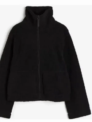 Svart teddyjacka med dragkedja - Mysig svart teddyjacka med hög krage och hel dragkedja framtill. Jackan har en loose passform och är perfekt för kyliga dagar. Tillverkad i mjukt teddy-material som ger en skön och trendig look.