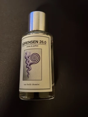 Sprillans ny SØRENSEN 26.0  - Upptäck SØRENSEN 26.0, en unik extrait de parfum med cool design och mystisk vibe. Perfekt för dig som vill sticka ut och testa något nytt. Märkt med 'one bold chemist' för extra edge. (Baserad på side efect) 