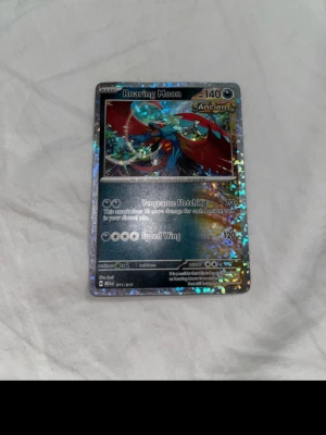 Roaring Moon Pokémon kort - Bilderna visar ett Pokémonkort (Roaring Moon)
