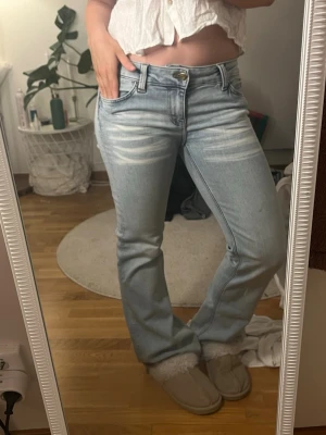 Bootcut jeans från Cheap Monday ljusblå - Säljer ett par ljusblå bootcut jeans från Cheap Monday i modellen BootyBei. Jeansen har låg midja och är i storlek 28/30! Perfekt längd för mig som är 160 cm. Använda fåtal gånger, inga defekter.