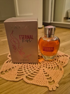 La Rive Eternal Kiss EdP - Eternal Kiss från La Rive är en eau de parfum med modern design och ungdomlig känsla. Perfekt för dig som vill ha en prisvärd och trendig doft i din samling. Snygg förpackning som sticker ut på hyllan.