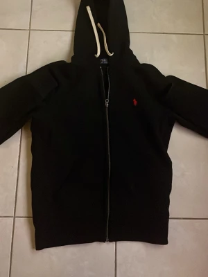 Ralph lauren kofta - Hej! Jag säljer en Ralph lauren kofta som är väldigt snygg som passar till väldigt mycket olika andra kläder, och så är koftan 100% äkta. Koftan har bara använts ett fåtal gånger och vill nu sälja för den inte passar mig. Kontakta gärna mig vid frågor, bud eller om jag ska skicka fler tydligare bilder på den! 