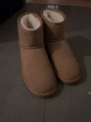 Beigea uggs - Snygga beigea liknande uggs, nästan helt nya!!