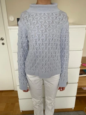 Ljusblå stickad tröja från Rabalder - Supersöt ljusblå stickad tröja från Rabalder i storlek XXS (men skulle säga att den sitter som xs). Tröjan har ett strukturerat stickat mönster, hög krage och långa ärmar. Perfekt för dig som gillar en chill men ändå stilren look. Köpt second hand och har inga hål eller fläckar. Säljer då den inte kommer till användning. Tror nypris skulle va ca 800-900kr