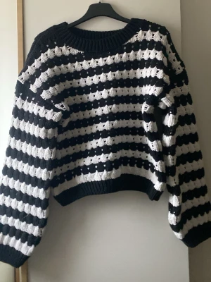 Svart vit stickad  - Hej jag säljer en svart vit randig tjocktröja från Lindex i storlek XS, den är varm och perfekt till vintern aldrig använd 