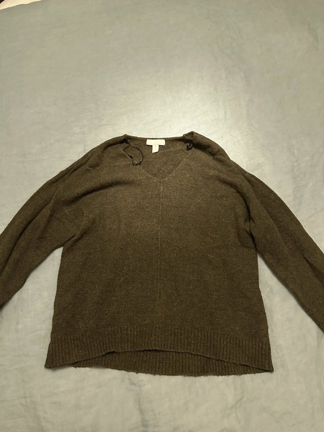 Olivgrön stickad tröja med v-ringning