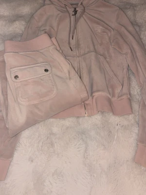 Ljusrosa mjukis sett ifrån Juicy Couture i storlek xs - Superfint och mysigt ljusrosa sett ifrån juicy. Storlek xs. Säljer pågrund av att jag inte använder det så ofta längre. Byxorna saknar snören och tröjan har ett jätte litet hål vid fickan men det syns inte på, annars är det bra skick!💗💗