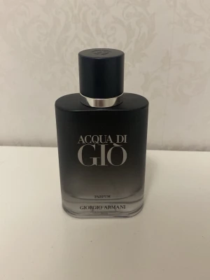 Acqua di Giò Parfum herrdoft - Stilren och modern parfym från Giorgio Armani. Flaskan har en elegant design som passar perfekt för dig som vill ha en klassisk men trendig doft på hyllan. Perfekt val för dig som gillar exklusiva märken.