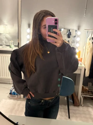 Grå hoodie - Denna hoodie kommer från Nelly. Den är väldigt mysig och har ett bra material som har bra kvalitet. Den är väldigt cozy och passar bra till en dag då man inte vill styla upp sig för mycket!❣️