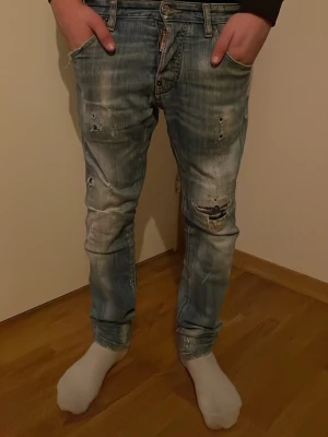 Dsquared2 jeans - Tja. Säljer dessa as feta Dsquared2 jeans. Han på bilden är 162 cm 