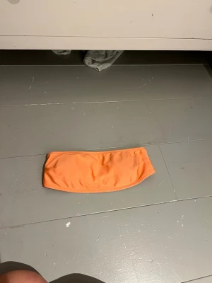 Orange bikini överdel från H&M - Säljer en orange bikini överdel från H&M i storlek 36. Bikini överdelen är enkel och stilren utan mönster, tillverkad i stretchigt material som sitter skönt mot kroppen. Perfekt för dig som gillar minimalistisk stil och vill ha något färgglatt i garderoben.