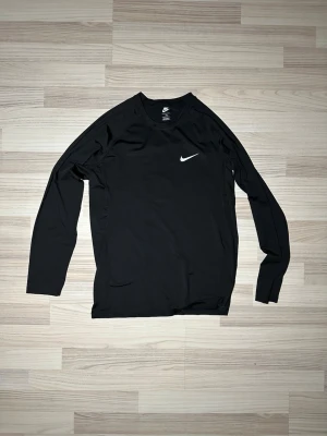 Nike compression shirt black  - Svart Nike compression shirt, liten i storleken 