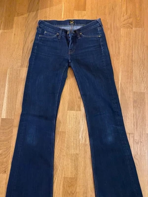 Lee jeans  - Helt nya säljs pga att dom är för korta. Innerbenet är 74cm. 